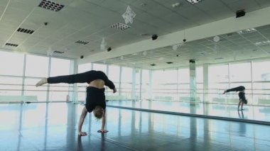 Sporcu amut yayılmış bacakları ile yapıyor