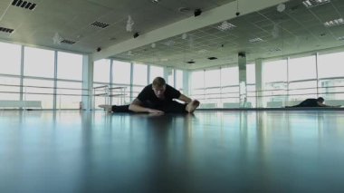 Germe ve sicim üzerinde oturan erkek atlet.