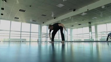 Spor salonu stüdyoda çalışma dışarı siyah elbiseli sarışın dansçı.