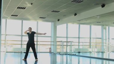 Hip hop dans farklı hareketleri yapma.