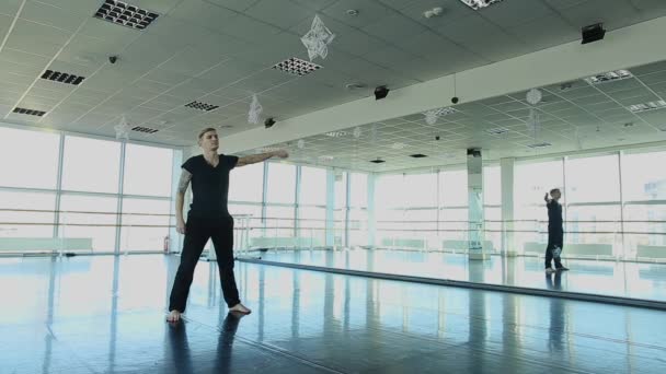 Trainer warm up op studio doen dansen. — Stockvideo