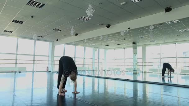 Homme faisant le handstand — Video