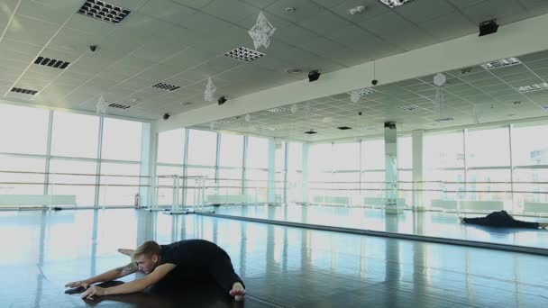 Dance trainer sitting on twine with tilts forward — Stock Footage Dance trainer sitting on twine with tilts forward Stock Video