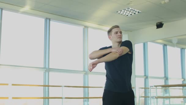 Jonge jongen doen hand uitrekken op het dansen van de studio. — Stockvideo