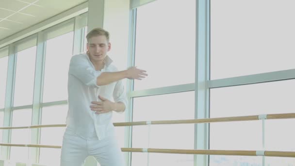 Blondýna chlap dělá aerobní pohyb k zahřívání. — Stock video