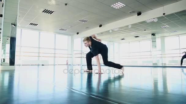 Dançarino masculino fazendo varreduras em terno preto no estúdio . — Vídeo de Stock