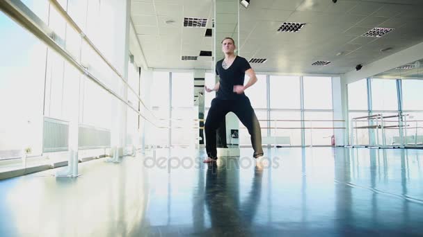 Manlig person gatan stil Dans i slow motion. — Stockvideo