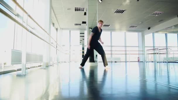 Male person dancing in street style way  and jumping in slow motion — Stock Video