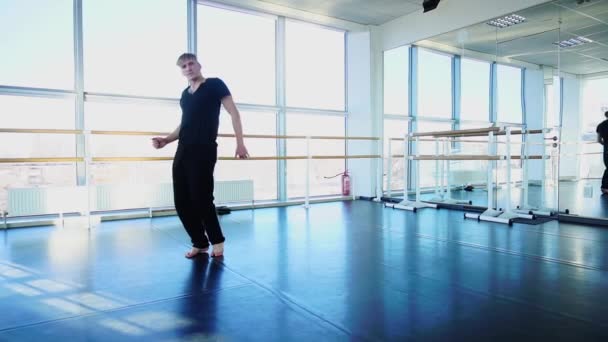 Winnaar van het dansen concurrentie opleiding in sportschool studio in slow motion. — Stockvideo
