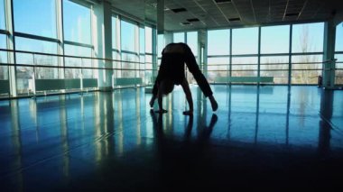 Acrobat'ta spor salonunda performans için hazırlanıyor.