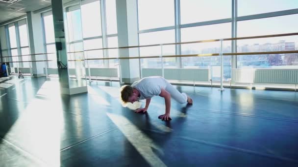 Entrenamiento de hombre en el estudio en traje blanco — Vídeos de Stock