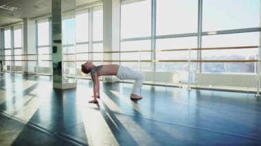 Spor giyim pratik fizyoterapi geniş spor salonunda pazarlamacı