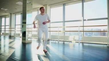Spor giyim seçiminde koreograf için yeni hip-hop dans hareketleri
