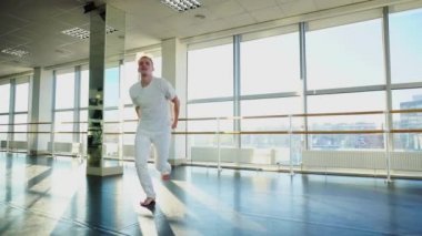 Spor salonunda enerji dışarı dökülmesini mimar.