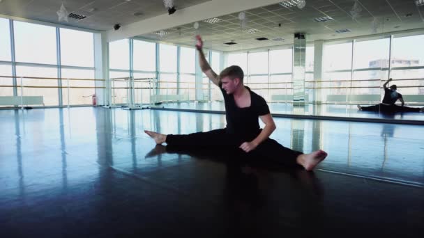 Bale dansçısı germe egzersizleri yapıyor spor içinde tutmak için uygun — Stok video