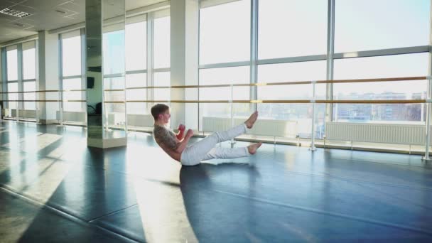 Tolk i sportkläder gör tryck på övningar i sporthall — Stockvideo