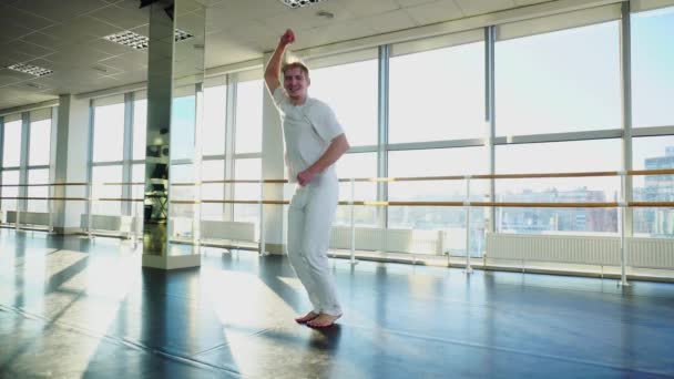 Beginnende danser in sportkleding wachten trainer gek in sportschool. — Stockvideo