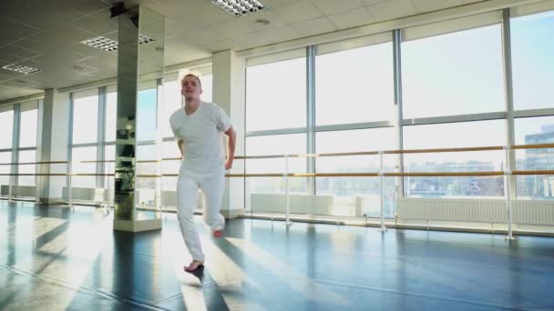 Architecte en vêtements de sport débordant d'énergie dans la salle de gym . — Video