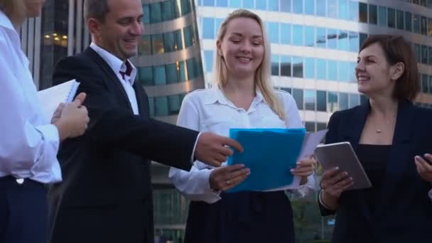 Managementteam wijzigen ideeën over nieuwe project met Tablet PC- en gevallen in La Defense Parijs — Stockvideo