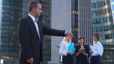 Arka planda, La Defense Paris ortaklarıyla bakarak işadamı.