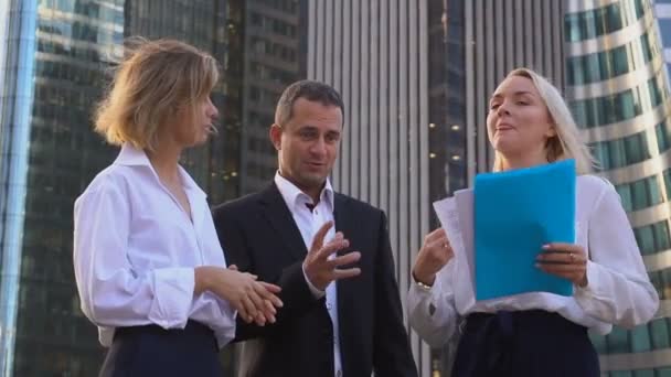 Vrouwelijke ondernemers spreken met mannelijke baas buiten. — Stockvideo