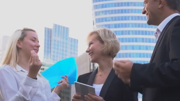Щасливі члени бізнес-команди розмовляють зовні у повільному русі . — стокове відео