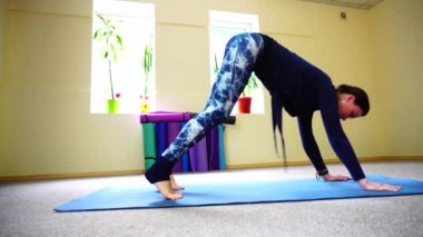 Yeni anne omurga ağrısı yeniden yaşamak için yoga sınıfı kullanın