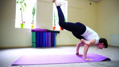 Güzel kız yapıyor germe egzersizleri ve yoga asanas.