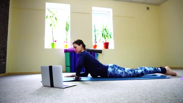 Fitness edző használ video hív részére személyes jóga — Stock videók