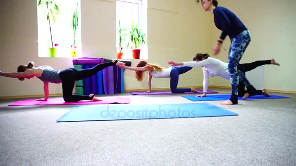 Kayış düzgün tutmak oturum eğitmeni Yoga öğrenir — Stok video