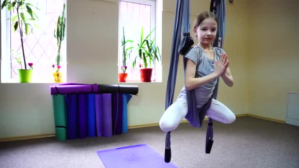 Маленькая девочка играет в воздушных акробатических стилях . — стоковое видео