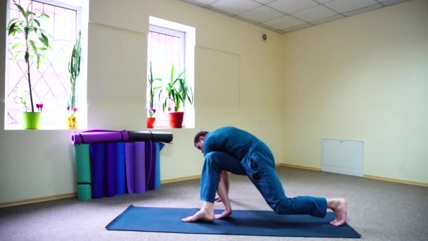 Deportes atlético hombre comprometido yoga . — Vídeos de Stock