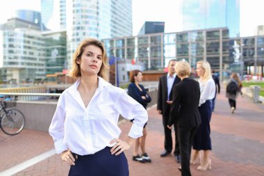 Kameraya bakarak ve saç ile iş ile oynamaya Sekreteri