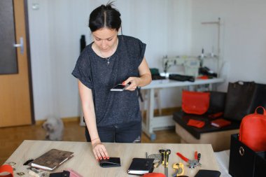 El yapımı defter smartphone kullanarak resimleri alarak kız.