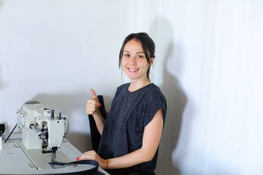 smartphone kullanarak Internet fikirler arıyor craftswoman.