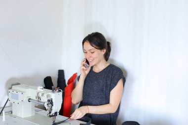 Dikiş makinesi kullanarak terzi dikiş kemer.