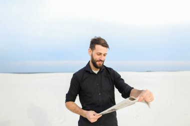 Doktor okuma gazete kırsal kesimde.