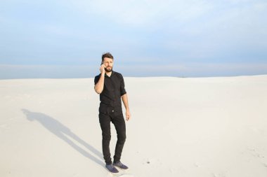 Koca sahil sm yürüyüş karısı ile smartphone üzerinde konuşma