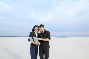 Kız ve erkek arkadaşı comm dizüstü kullanarak iş gezisi