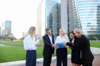 Konuşmak smartphone ve advi tarafından iş şirketi çalışanları