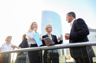 Mutlu iş ekip üyeleri dışında konuşan  .