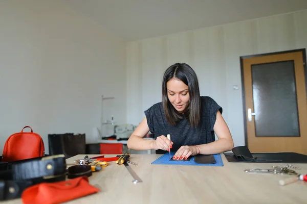 Cinturón de fabricación femenina a pedido . — Foto de Stock