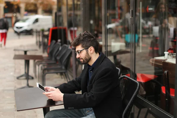Jugador de póquer en línea usando tableta en la mesa de café en   . — Foto de Stock