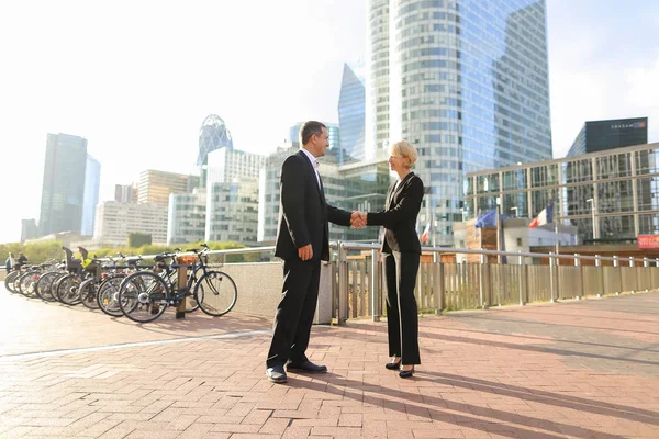 Členové týmu BIZ potřesení rukou v La Defense Paris,  . — Stock fotografie