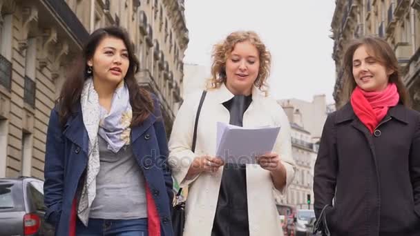 Internationale Studenten lernen Englisch und gehen in Zeitlupe nach draußen. — Stockvideo