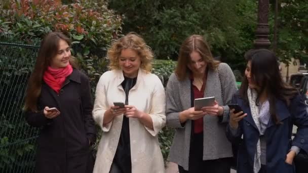 Studenti che passano al rallentatore con tablet e smartphone, imparando la mappa della città . — Video Stock