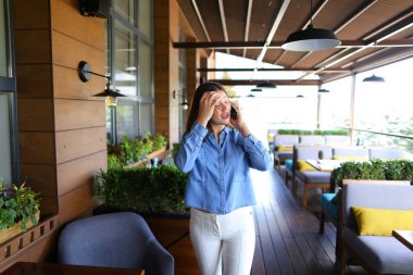 Güzel kız erkek arkadaşıyla kafede konuşuyor  .