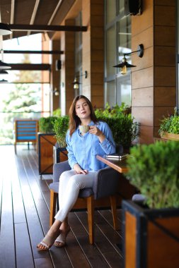 Çekici kız restoranda çay içme  .