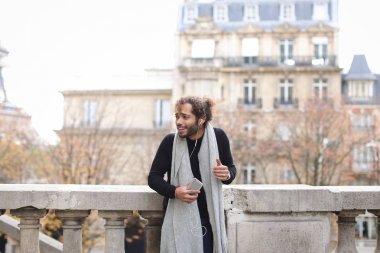 Genç erkek model smartphone ile sohbet ve müzik