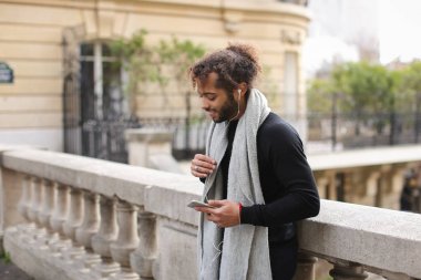 Çekici karışımı kan çocuk kızla yanında smartphone e ile sohbet